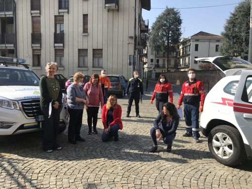 La preside Boggetto, prima da sinistra, col personale dell'istituto e i volontari