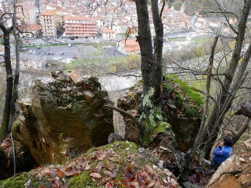Ormea: "Tre blocchi di roccia da 80 quintali ciascuno minacciano la carreggiata sottostante"