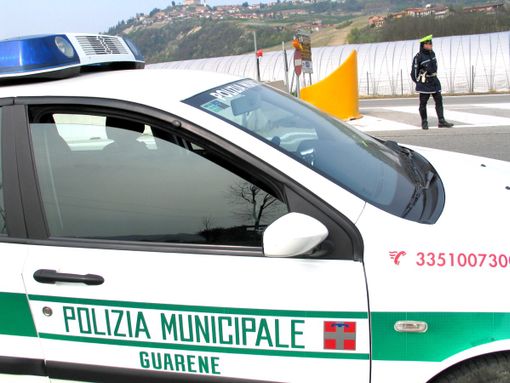 Senza patente né assicurazione fugge al posto di blocco: inseguito e bloccato dalla Municipale di Guarene e Castagnito