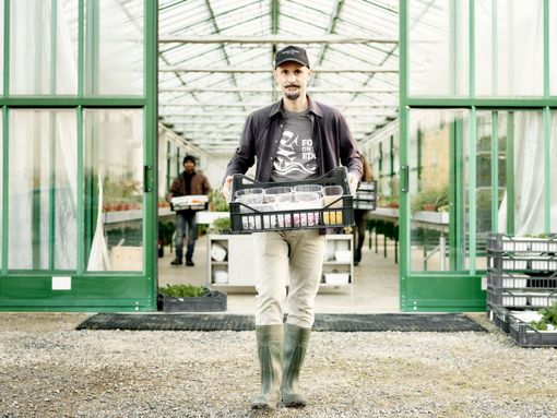 Lo chef Enrico Crippa nell'orto del ristorante Piazza Duomo