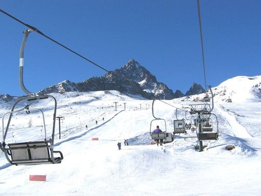 Gli impianti di Crissolo, in alta Val Po, sotto il Monviso