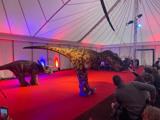 Ad Alba l'esilarante spettacolo "Dinosauri Vivi"