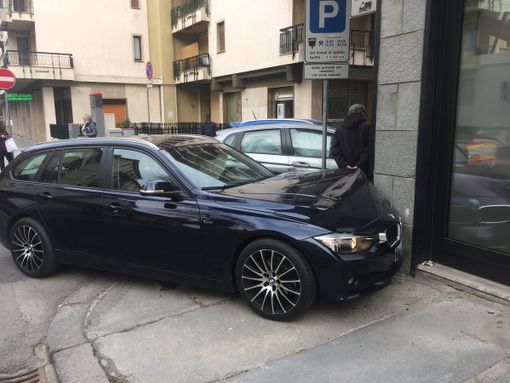 Incidente tra via Bassignano e via Schiaparelli a Cuneo: vettura si schianta contro la vetrata di un ufficio