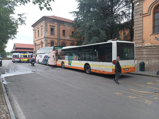 Il tamponamento tra autobus e pullman ad Alba