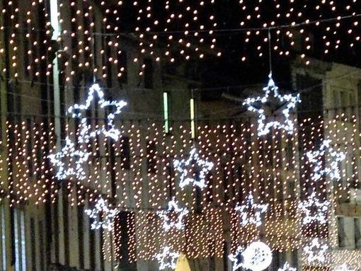 Alba non si spegne: tornano le luminarie natalizie a portare un po' di speranza