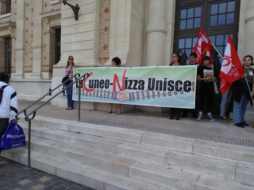 Una delle recenti manifestazioni a favore del collegamento ferroviario