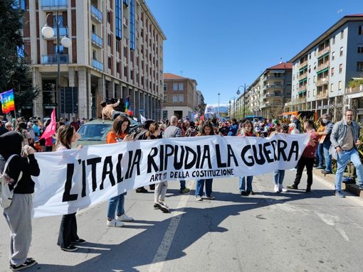 La Granda in marcia per la pace: tantissime associazioni e cittadini in corteo