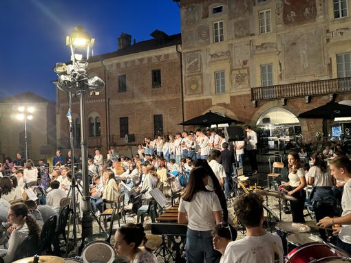 L'incanto della note dell'Orchestra Giovanile Provinciale a Mondovì in piazza Maggiore [FOTO]