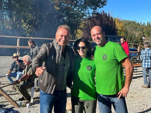 Paolo Bongiovanni col sindaco Simona Rossotti e il presidente dell'associazione "Amici di Perlo" Lorenzo Benzo