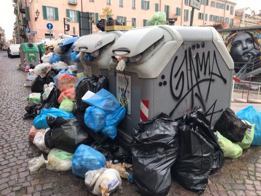 Anche a Cuneo scioperano gli addetti ai servizi ambientali, disagi nella raccolta rifiuti. I sindacati: "Adesione all'80%" " Anche a Cuneo scioperano gli addetti ai servizi ambientali, disagi nella raccolta rifiuti. I sindacati: "Adesione all'80%" "