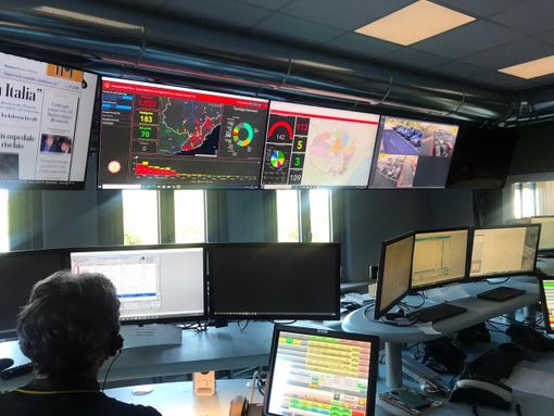 Il comandante Bennrdo nella sala operativa