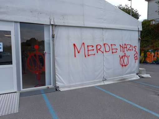Una delle scritte apparse all'hub vaccinale Movicentro di Cuneo Una delle scritte apparse all'hub vaccinale Movicentro di Cuneo