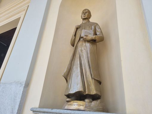 La statua del beato fratel Luigi Bordino, posta all’ingresso del Santuario antico della Madonna dei Fiori, a Bra