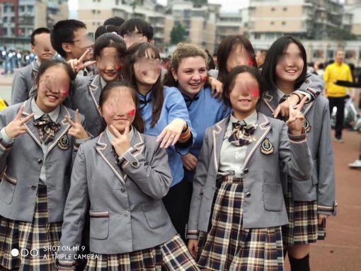 Simona con alcuni compagni di classe cinesi