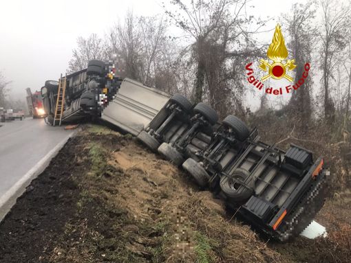 Tir si ribalta sulla provinciale 3 tra Barolo e Novello: autista in codice verde