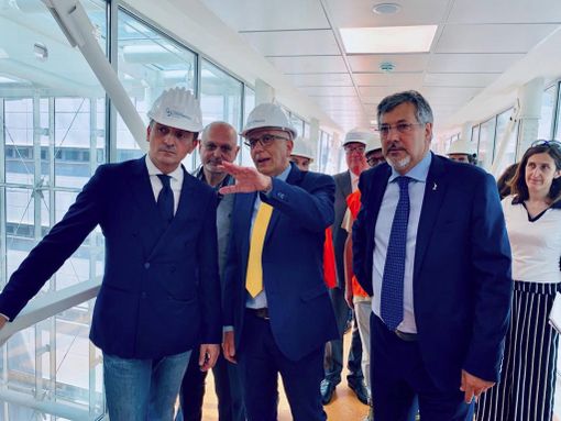 Il direttore generale dell'Asl Cn2 Massimo Veglio mostra la nuova struttura di Verduno al governatore Cirio e all'assessore regionale Luigi Icardi