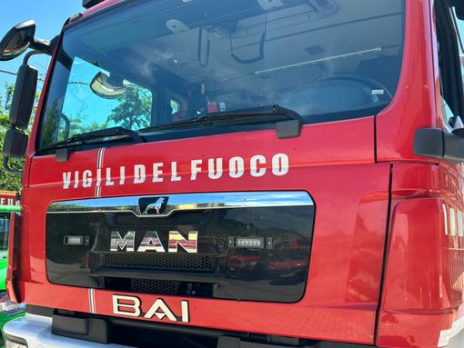 Auto fuori strada sull'Asti-Cuneo: sanitari e vigili del fuoco sul posto