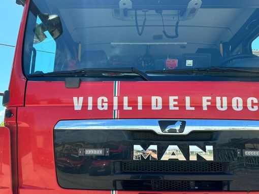 Porzione di lamierato di un tetto di una casa disabitata scivola e diventa pericolante: rimossa dai vigili del fuoco Porzione di lamierato di un tetto di una casa disabitata scivola e diventa pericolante: rimossa dai vigili del fuoco