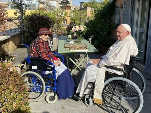 Papa Francesco e Emma Bonino su una terrazza affacciata sui tetti di Roma nel 2024