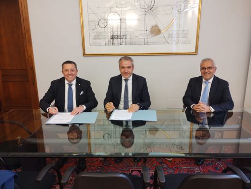 In foto Luca Chiapella, presidente di Confcommercio - Imprese per l’Italia - provincia di Cuneo; Andrea Perusin, direttore Regionale Piemonte Sud e Liguria Intesa Sanpaolo; Marco Manfrinato, direttore di Confcommercio Cuneo In foto Luca Chiapella, presidente di Confcommercio - Imprese per l’Italia - provincia di Cuneo; Andrea Perusin, direttore Regionale Piemonte Sud e Liguria Intesa Sanpaolo; Marco Manfrinato, direttore di Confcommercio Cuneo