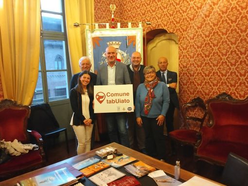 Il sindaco Davico di Cherasco con gli amministratori comunali ed il cartello Comune Tabuiato Il sindaco Davico di Cherasco con gli amministratori comunali ed il cartello Comune Tabuiato