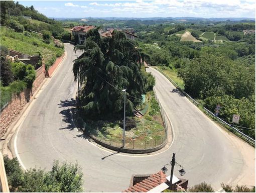 I tornanti che, lungo l'ex provinciale, portano all'abitato di Montà