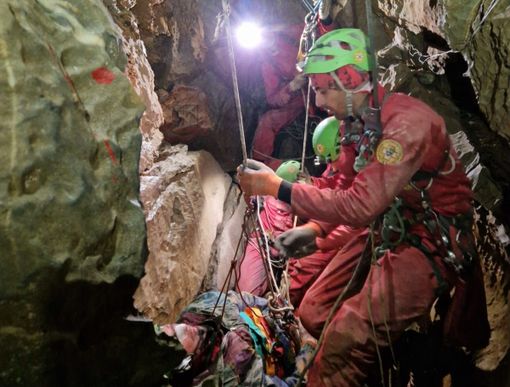 Dopo 24 ore di intervento, lo speleologo torinese è fuori dall'Abisso Paperino