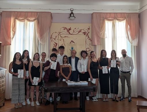 la consegna della Costituzione ai ragazzi del 2006 di Monticello d'Alba, neo maggiorenni la consegna della Costituzione ai ragazzi del 2006 di Monticello d'Alba, neo maggiorenni