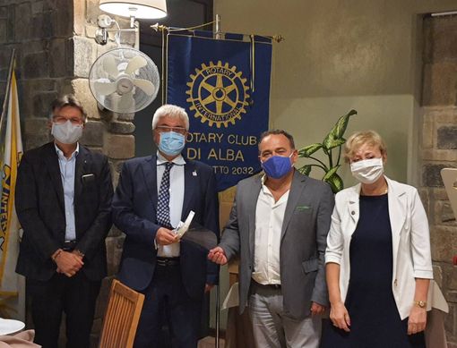 Foto di gruppo con Roberto Reggio, Enrico Strada, Roberto Buongarzone e Piera Arata alla consegna Foto di gruppo con Roberto Reggio, Enrico Strada, Roberto Buongarzone e Piera Arata alla consegna