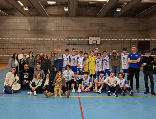 L'U17 saviglianese con i suoi sostenitori