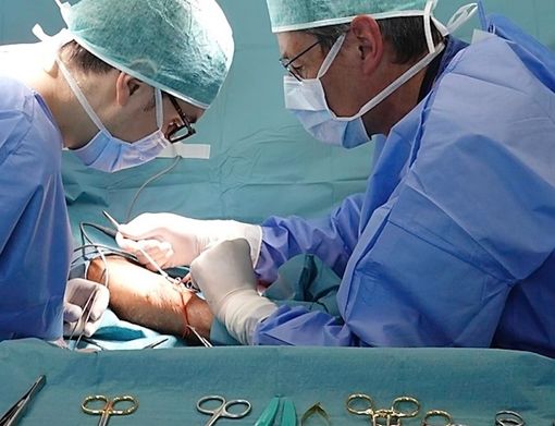 Le fasi di un intervento per fistola arterovenosa per emodialisi