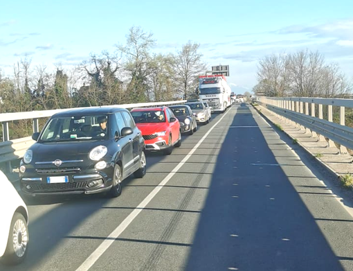 Code sul ponte di Pollenzo dopo l'incidente di questa mattina