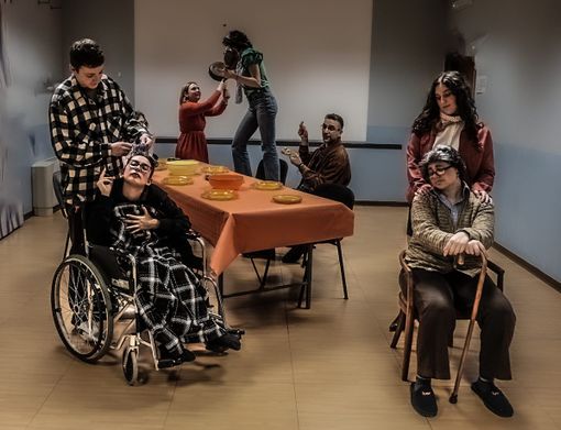 In foto una scena dello spettacolo "La sedia del nonno" In foto una scena dello spettacolo "La sedia del nonno"