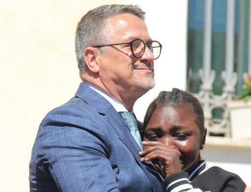 Ricifari con la giovane ivoriana arrivata a Lampedusa cinque anni fa Ricifari con la giovane ivoriana arrivata a Lampedusa cinque anni fa