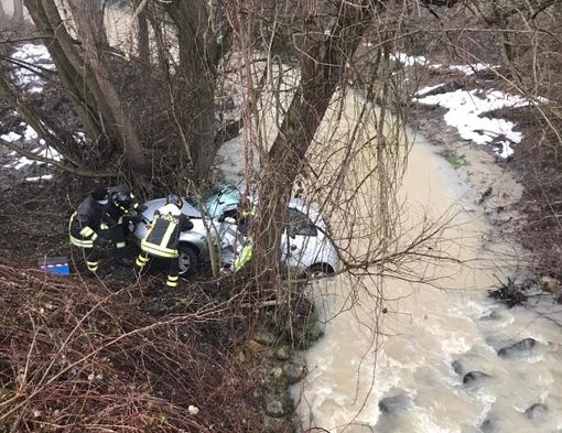 Vettura esce di strada e finisce in un torrente a Clavesana