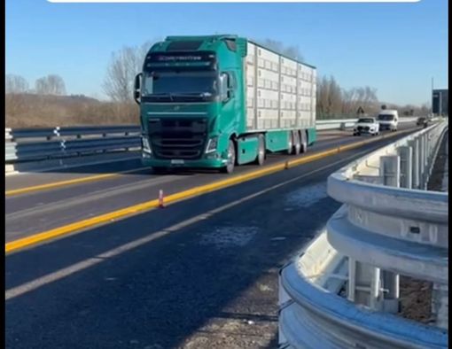 L'Asti-Cuneo ha aperto alle 10.33: il video di Cirio documenta l'atteso passaggio dei primi veicoli [VIDEO]