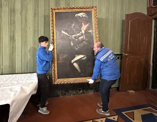 L'opera viene prelevata dalla sala consiliare del municipio