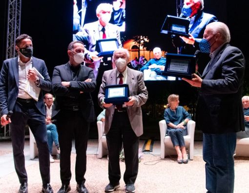 Nella foto, Renzo Tealdi in occasione della serata "Bici e Campioni" organizzata nel giugno 2021 riceve il premio dall'ATL del Cuneese. Nella foto, Renzo Tealdi in occasione della serata "Bici e Campioni" organizzata nel giugno 2021 riceve il premio dall'ATL del Cuneese.