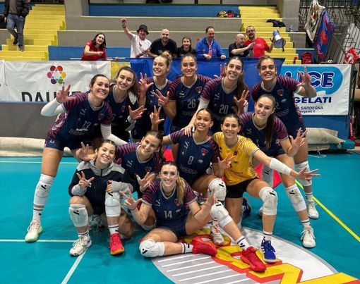 Le pumine che festeggiano la vittoria cagliaritana (ph. ufficio stampa Mondovì Volley)