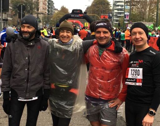 Elio Sicca (primo a sinistra) al termine della corsa milanese