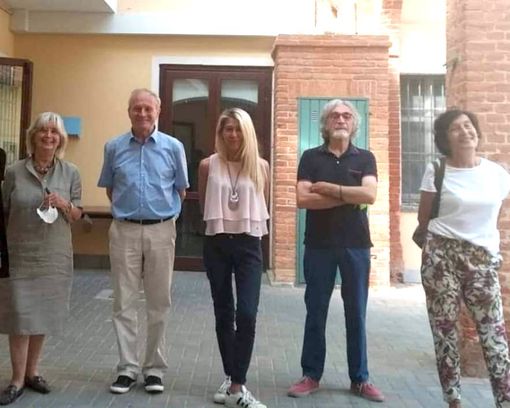 Nella foto Clara Arnaldi in mezzo ai collaboratori dell’Uni-Tre di Bra