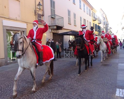 La carica dei Babbi Natale a cavallo a fare gli auguri a Bra (Foto)