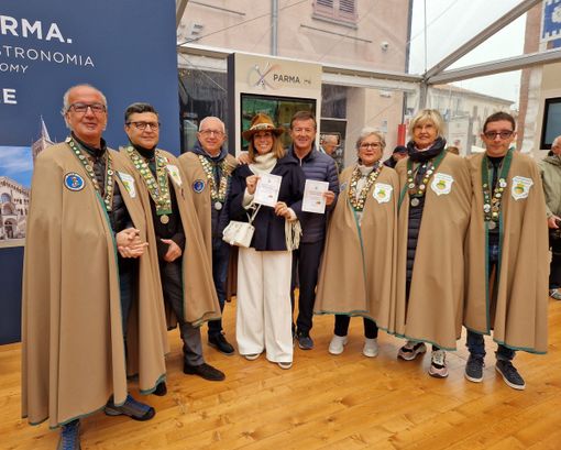I confratelli della "Tonda" con il sindaco di Bergamo Giorgio Gori e la moglie Cristina Parodi nel padiglione del Gusto di piazza Duomo ad Alba I confratelli della "Tonda" con il sindaco di Bergamo Giorgio Gori e la moglie Cristina Parodi nel padiglione del Gusto di piazza Duomo ad Alba