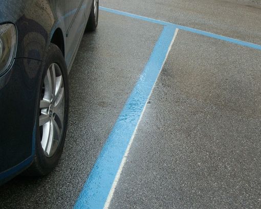 Parcheggi blu: nuove modalità per le auto ibride a Bra
