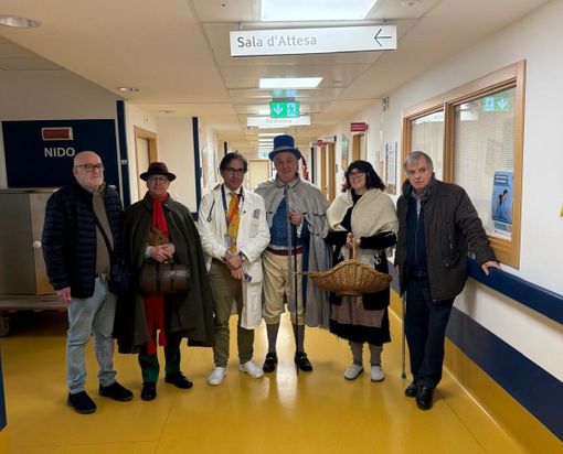 Il Carnevale della Famija Albeisa porta un sorriso ai piccoli pazienti di Verduno