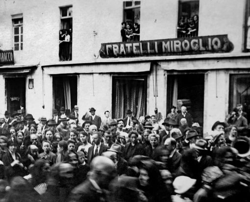 Il primo negozio Miroglio in piazza Duomo (foto archivio Miroglio) Il primo negozio Miroglio in piazza Duomo (foto archivio Miroglio)