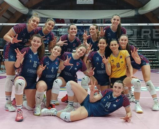 Le pumine festeggiano la vittoria sul campo del Chieri 76 (ph. ufficio stampa Mondovì Volley)
