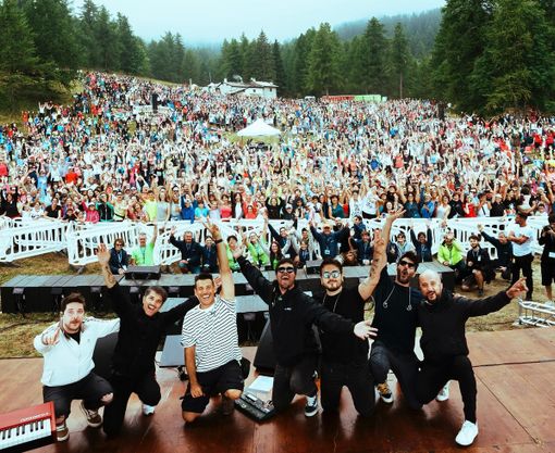 Francesco Gabbani conquista Sampeyre a piedi tra i fan e la natura