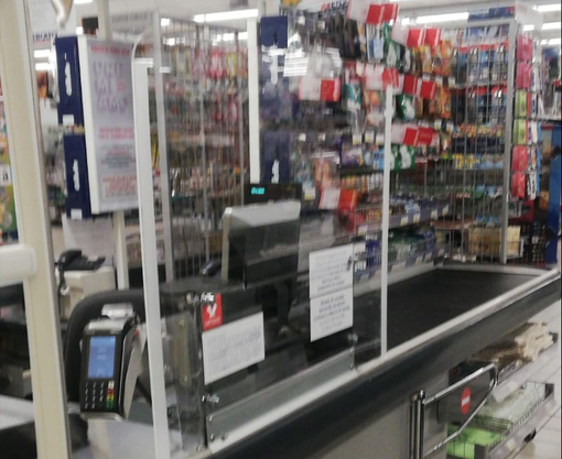 Barriere in plexiglass alle casse del Mercatò Big di Alba: "Più tutele per gli operatori dei supermercati"
