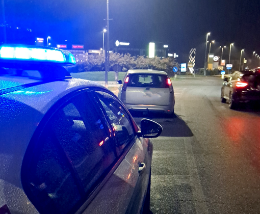 Fermato alla guida ubriaco, agli agenti fornisce i dati del cugino